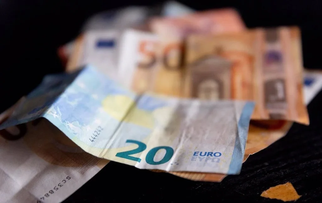 Brecha De Género Persistente: Las Mujeres Ganan 4.800 Euros Menos
