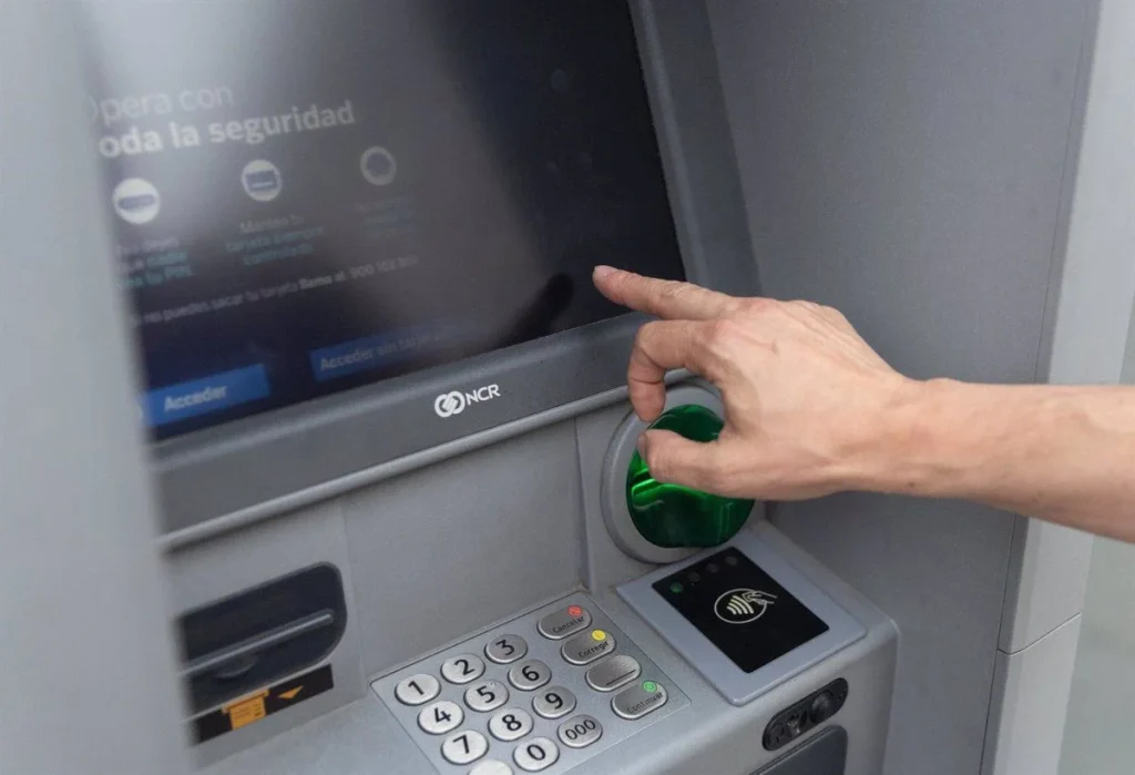 Revolución Silenciosa En Los Cajeros De Los Bancos Españoles 2 Cómo Será La Adaptación Progresiva De Los Cajeros Existentes