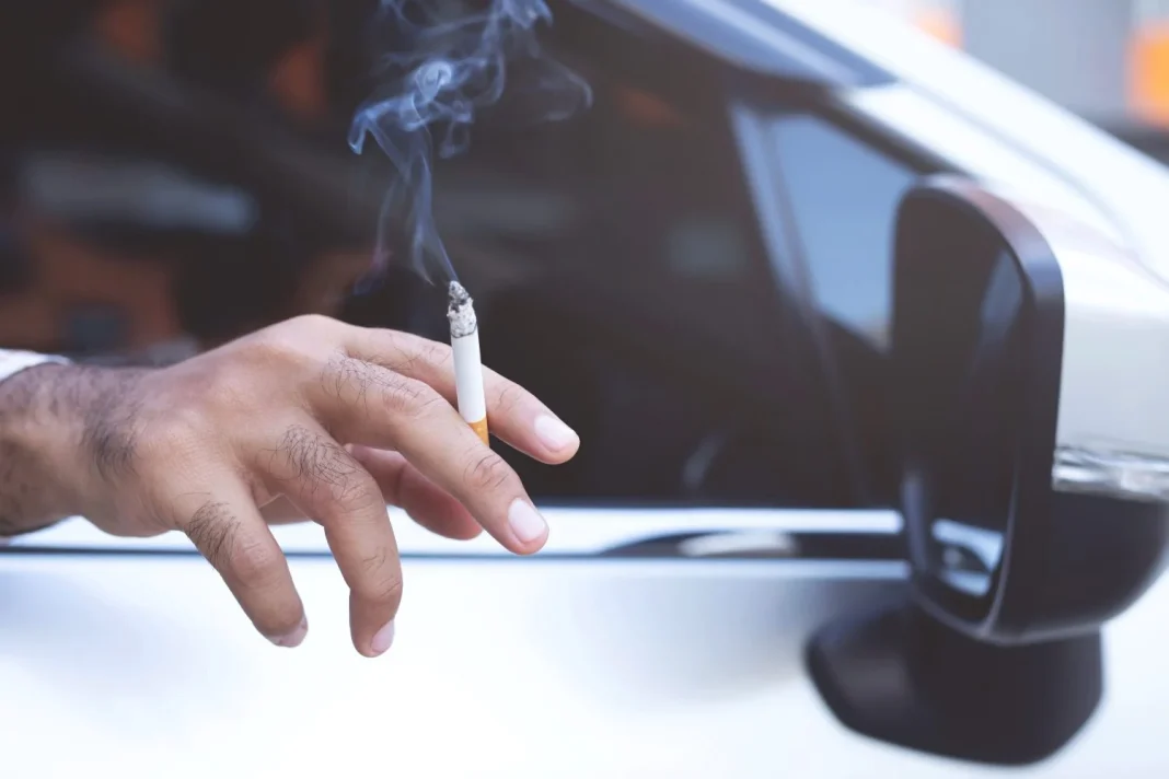 ¿Está prohibido fumar conduciendo? La letra pequeña de la normativa