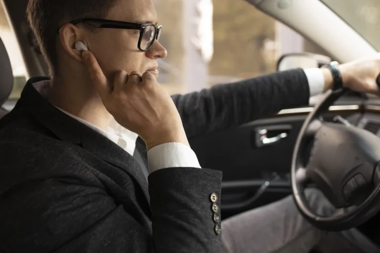 ¿Es legal conducir con auriculares en España? La DGT aclara todas las dudas