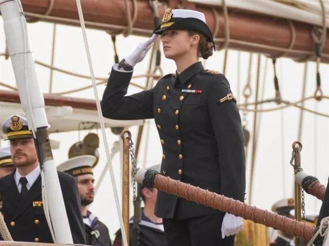 El Cantante Colombiano Carlos Vives Visitó Y Cantó Para Leonor En ‘Elcano’