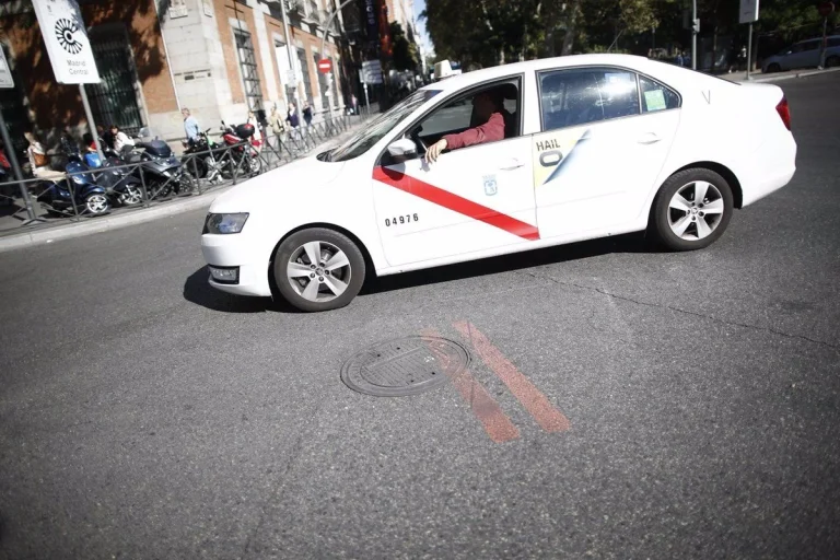 El taxi, en peligro tras las nuevas licencias de Cabify en una Madrid inundada de VTC