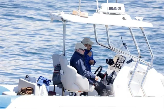 Juan Carlos I se mantiene ausente en Santander pero hace presencia en la ría
