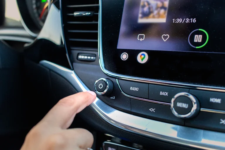 La IA de Google llega a tu coche y te ayudará con WhatsApp mientras conduces