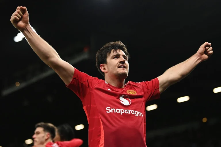 El poder del Manchester United deja a Marciniak en anécdota