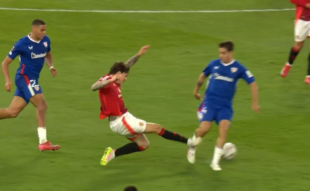 La Entrada Del Jugador Del Manchester United Que Daniel Siebert, Árbitro Del Partido, Y El Var Dejaron Sin Sanción. Fuente: Agencias