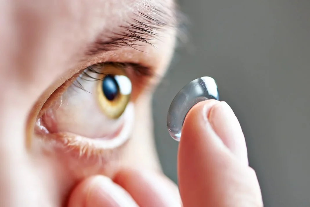 PRIMERAS PRUEBAS DE LAS LENTES DE CONTACTO EN HUMANOS