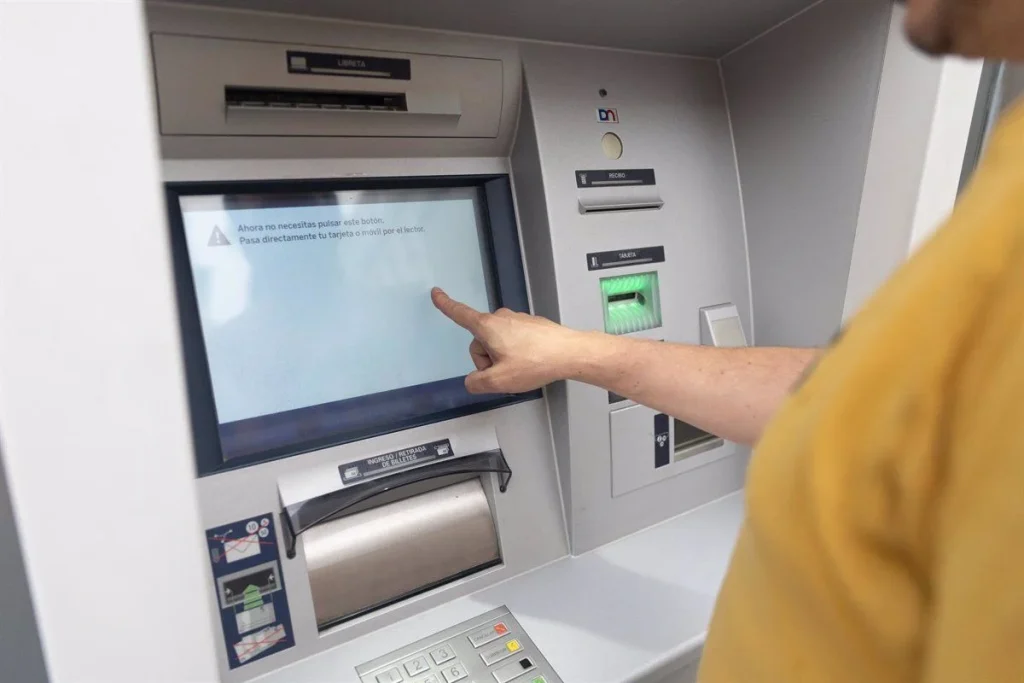 Revolución Silenciosa En Los Cajeros De Los Bancos Españoles 1 ¿Qué Cambios Traerá La Nueva Normativa En Los Cajeros Automáticos?