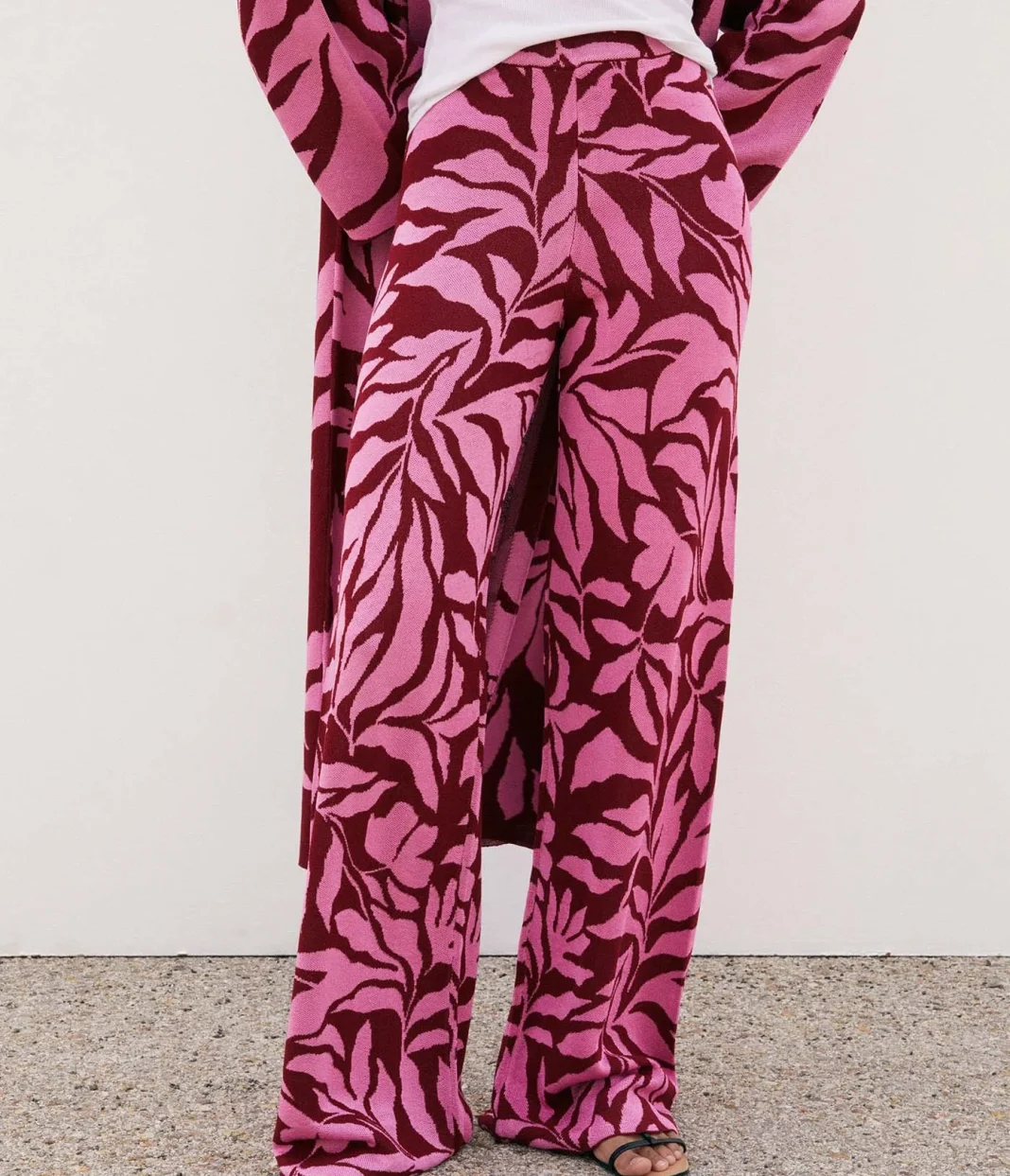 El pantalón jacquard flores: cuando lo sofisticado también es cómodo