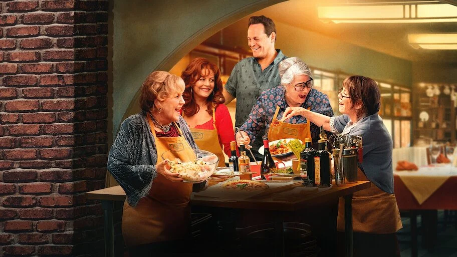 Las Abuelas Conquistan Netflix Con La Película Más Entrañable Del Año, Inspirada En Un Caso Real 3 Una Cocina Con Alma Y Acento Internacional