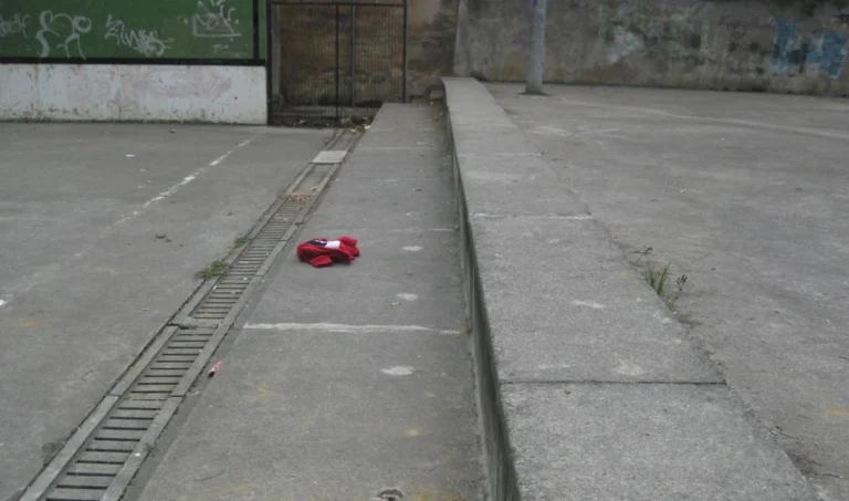 «Clavar un lápiz, mear sobre una compañera…»: El caso de un colegio de Bilbao subraya el aumento de acoso