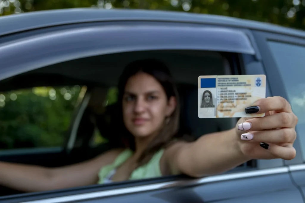 Adolescente Mostrando Su Licencia De Conducir Despues De Pasar El Examen O Peticion De Una Policia De Transito