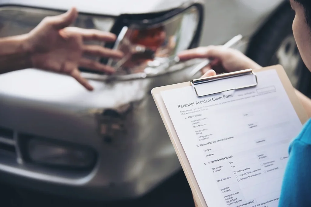 Agente De Seguros Que Trabaja Durante El Proceso De Reclamo De Accidentes Automovilisticos En El Lugar Reclamo De Seguro De Personas Y Automoviles