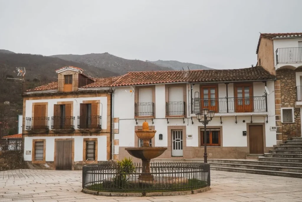 Los Tres Pueblos De España Donde Te Pagan Por Vivir Con Hasta 15.000 Euros De Cuantía 3 Casas Del Monte Fuente: Diva
