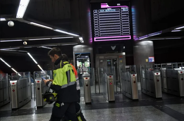 La nula información y el tono «chulesco» de los operarios de Cercanías de Madrid indignan a los viajeros