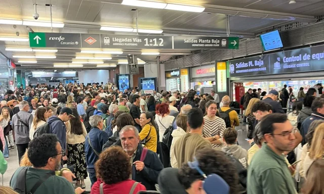 Nuevo Colapso En Renfe Entre Acusaciones De Sabotaje: «Horas Encerrados, Sin Agua Y Sin Poder Ir Al Servicio»
