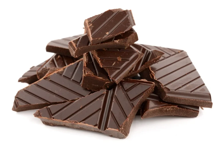 Ese antojo imparable de chocolate es un alerta: tu cuerpo no es goloso, esto es lo que le falta