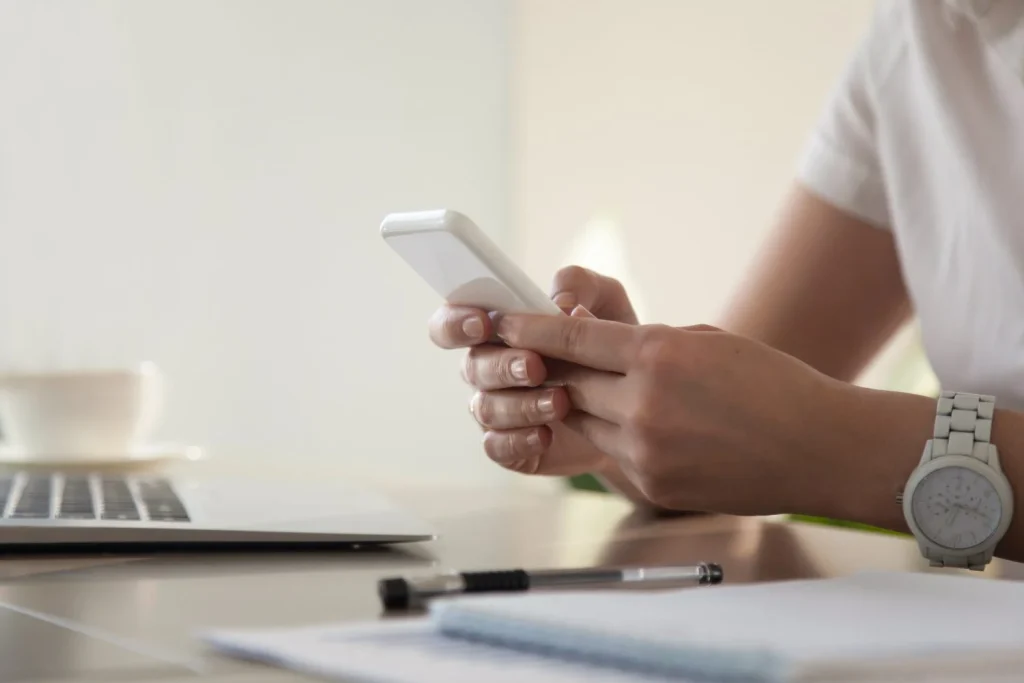 Empresaria Buscando Contacto Importante En El Telefono