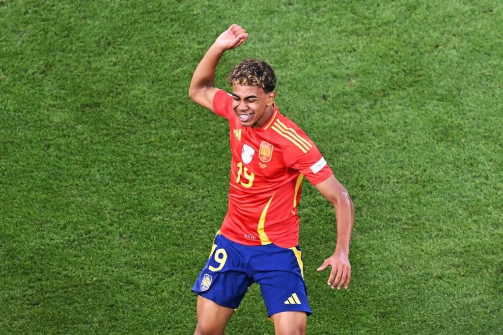 Mbappé Gana Casi 3 Millones De Euros Al Año Con Seguidores Falsos En Instagram 3 Lamine Yamal Con La Selección De España