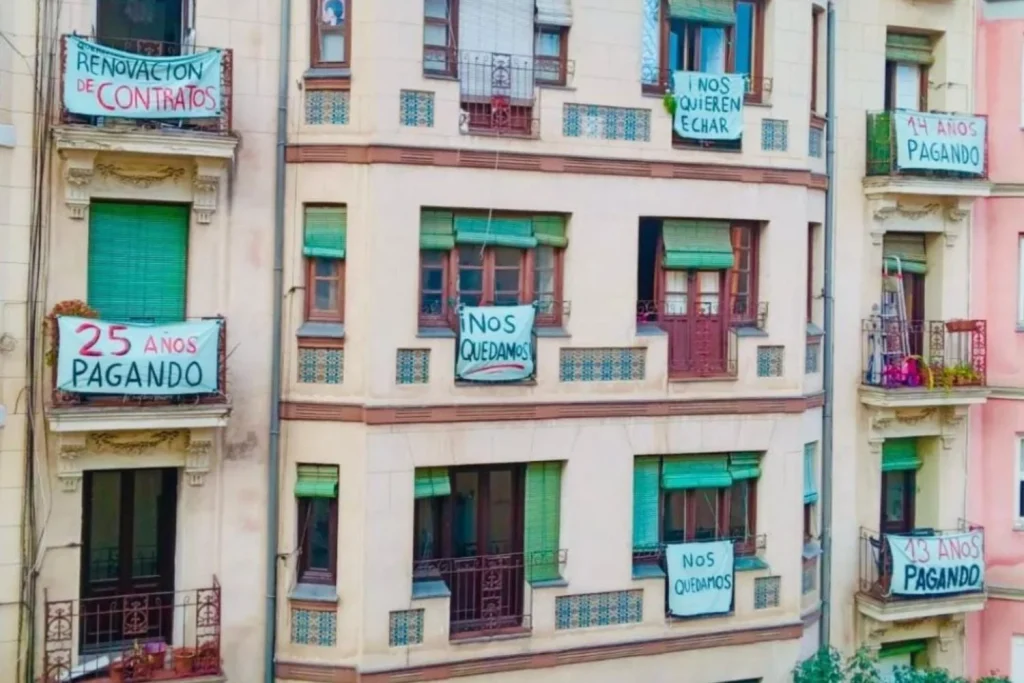 Lavapiés, Carabanchel Y Las Dos Guerras Madrileñas En Pleno San Isidro 1 Vecinos De Mesón De Paredes 88 (Lavapiés) Protestan En San Isidro