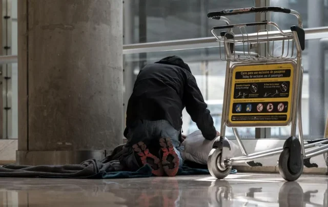 La «Aporofobia Institucionalizada» De Barajas Y Madrid Abandona A Cientos De Personas Sin Hogar