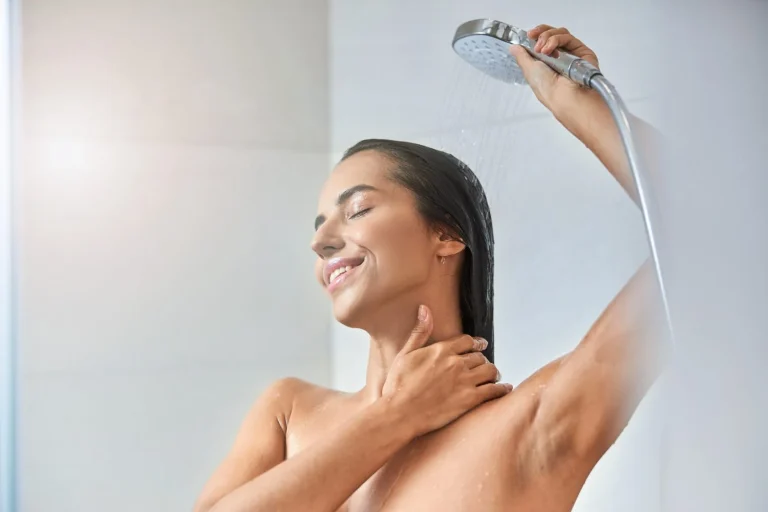 El error en la ducha que destroza tu piel en verano, y gasta agua a lo tonto