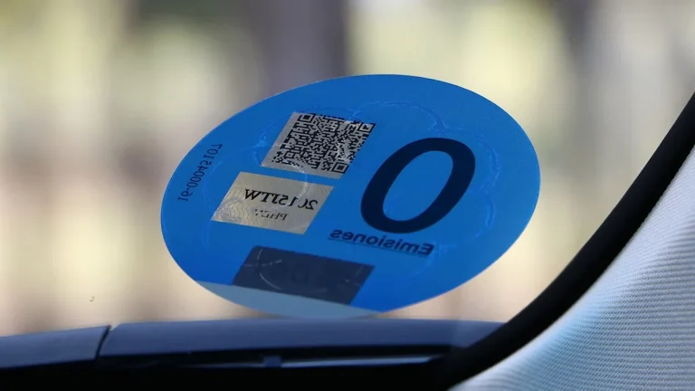 Las nuevas etiquetas de la DGT: adiós a la ECO y una categoría más justa, peticiones de los ecologistas