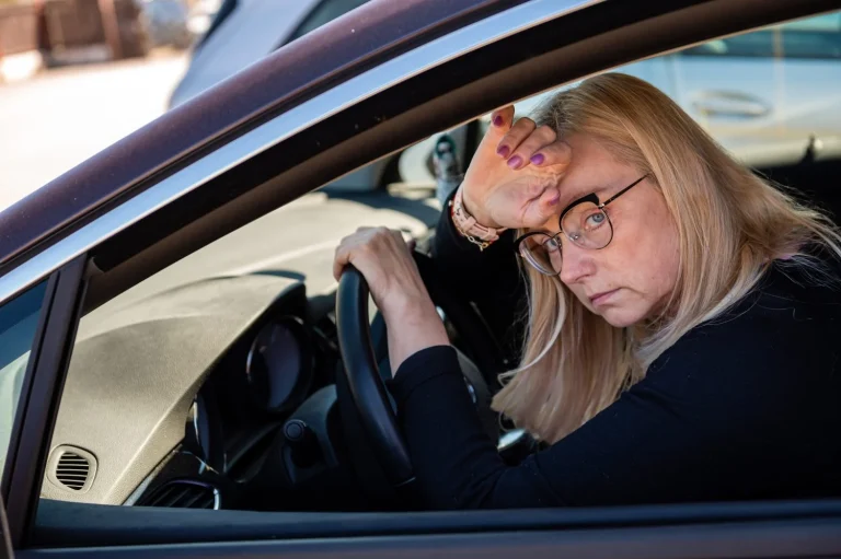 La multa de la DGT por no llevar este papel obligatorio en el coche y no es el carnet