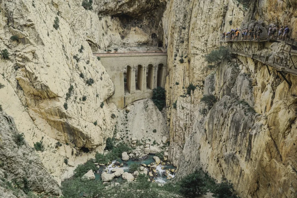 Entre El Cielo Y El Abismo: La Experiencia De Recorrer El Desfiladero