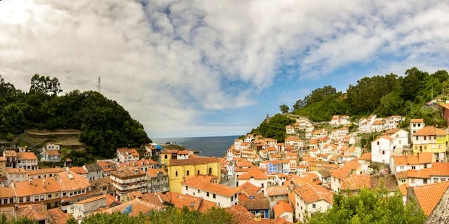 Conoce el  ‘Anfiteatro’ de colores de Asturias que da al mar y te dejará sin aliento