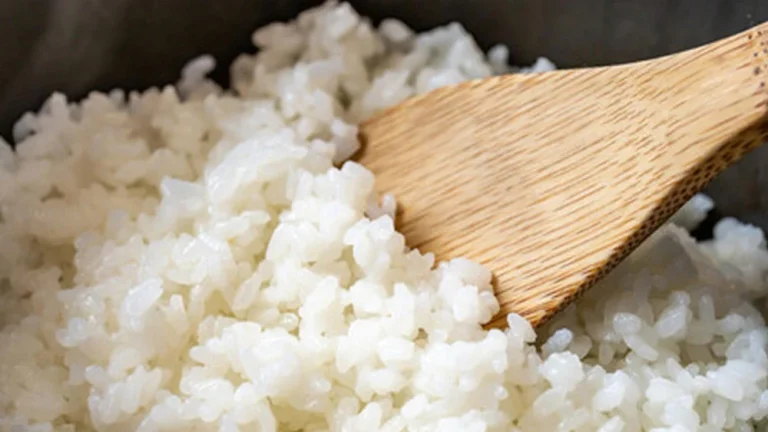 El ingrediente ‘secreto’ que añaden los chefs para que el arroz no se pegue NUNCA