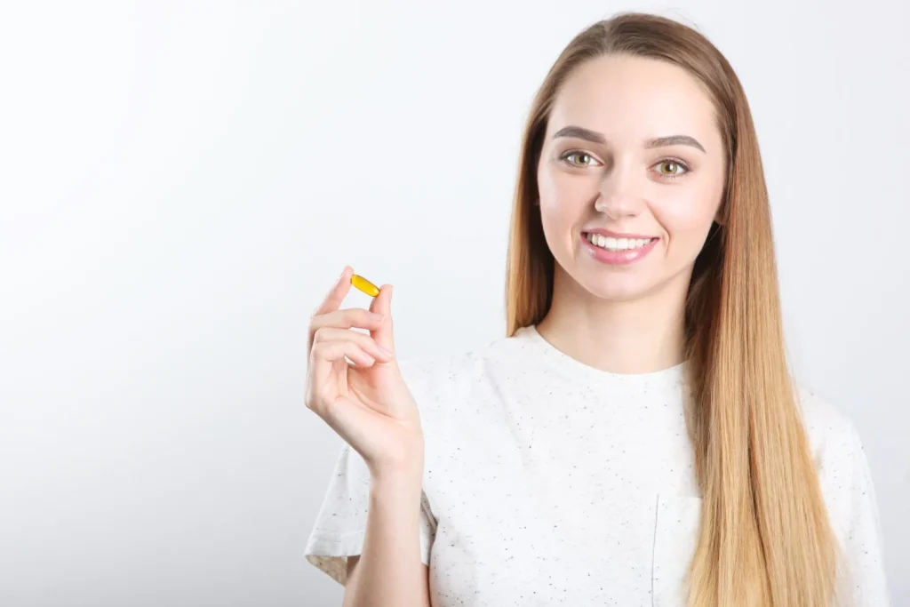 Una Nina Toma Capsulas De Omega Suplementos Nutricionales Para El Cuidado De La Salud