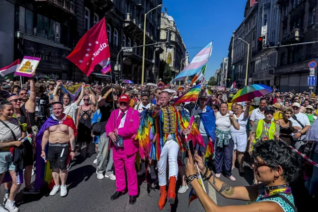 Medios Europeos Cubren La Multitudinaria Marcha Del Orgullo En Budapest Pese A Orbán Y España Responde Con Apoyo Masivo