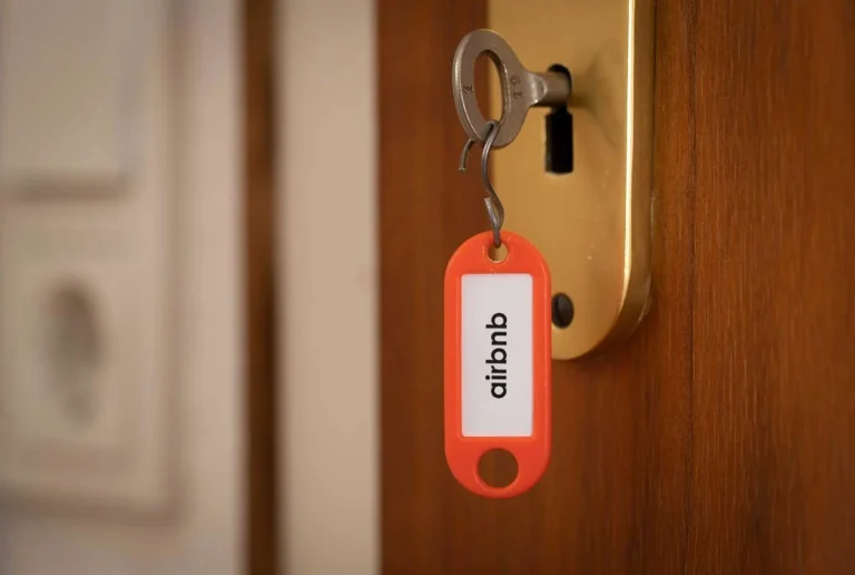 Airbnb y Booking se convierten en ‘inspectores del alquiler’ desde el 1 de julio