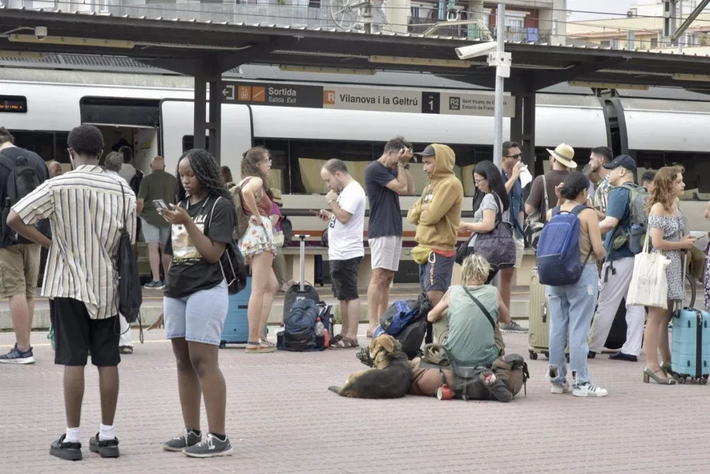La Doble Cara Del 'Verano Joven': Hasta 90 % De Descuento En Trenes Mientras 1.400 Pueblos Se Quedan Sin Autobuses 3 Alcaldes Y Vecinos Denuncian El Abandono Institucional Del Medio Rural En Plena Campaña Estival
