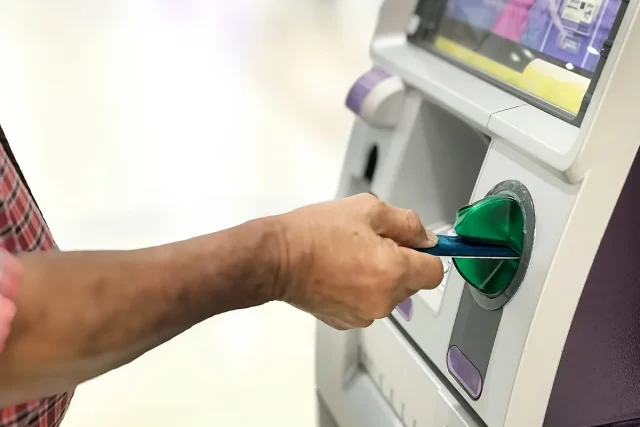 Así Es El ‘Jackpotting’, La Técnica Con La Que Pueden Sacar Dinero De Tu Tarjeta Sin Que Te Des Cuenta