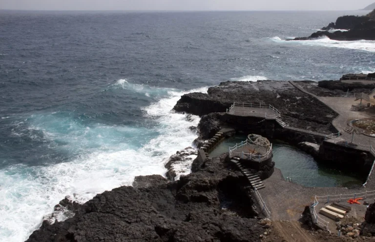 La playa canaria con piscinas naturales donde bañarse como en un spa