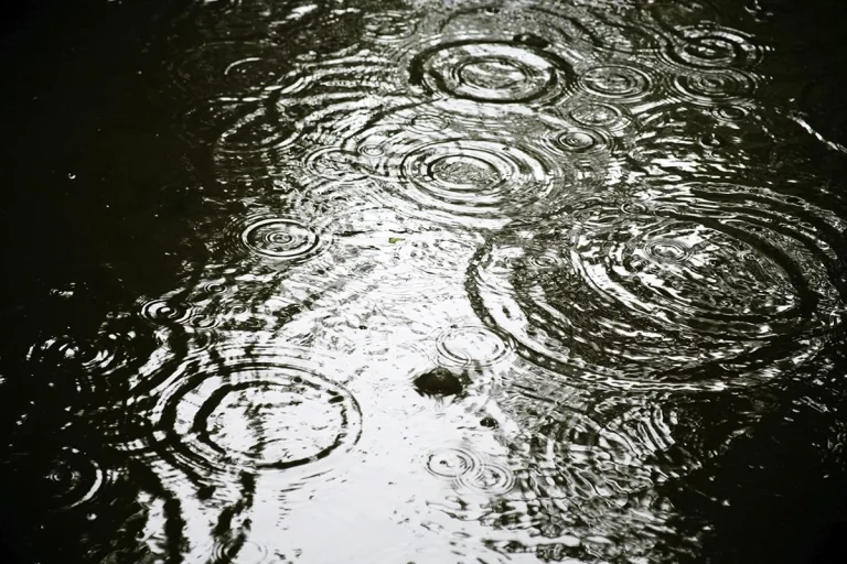 Científicos de Singapur desarrollan una tecnología que genera electricidad a partir de la lluvia