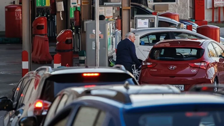 Cuándo es más barato repostar gasolina: ¿de lunes a viernes o en fin de semana?