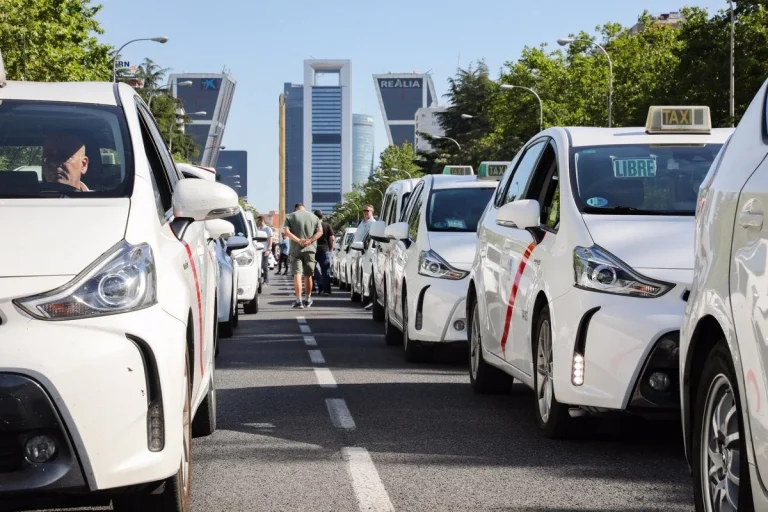 El taxi entra en la era del coworking con cambios en la libertad de turnos y la conciliación familiar