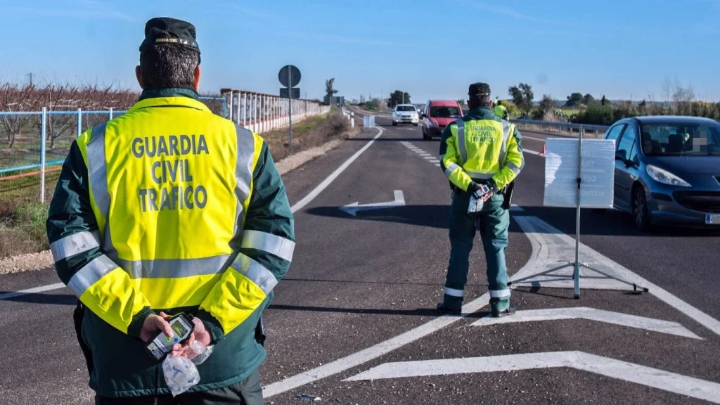 La Dgt Persigue Con Multas De Hasta 5.000 Euros A Quienes Optan Por Conducir Por Ciertos Entornos Naturales 2 En Qué Casos No Hay Multa