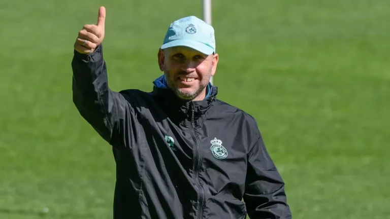 José Alberto tiene una duda capital para el Racing – Mirandés: es titular indiscutible, está tocado
