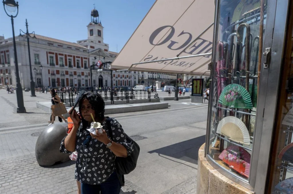Los Toldos De La Puerta Del Sol Cuestan Más Que Cuatro Viviendas De Protección Oficial En Madrid 2 La Comparación Con El Precio De Pisos Del Plan Vive Aviva La Polémica Sobre El Uso Del Gasto Público En Plena Crisis Habitacional