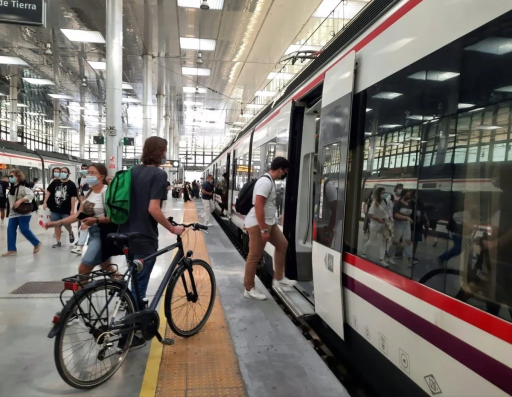 La Doble Cara Del 'Verano Joven': Hasta 90 % De Descuento En Trenes Mientras 1.400 Pueblos Se Quedan Sin Autobuses 2 La Desaparición Del Transporte Por Carretera Agrava El Aislamiento De La España Rural