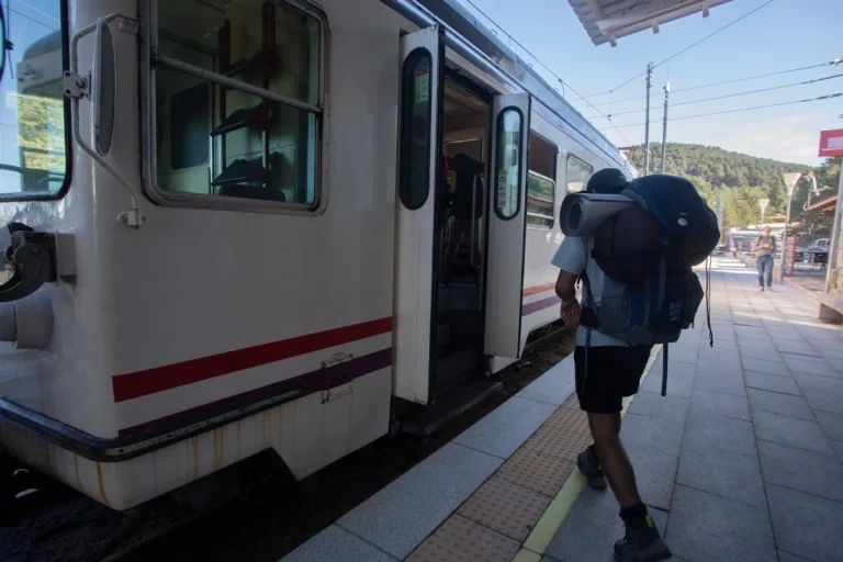 La doble cara del ‘Verano Joven’: Hasta 90 % de descuento en trenes mientras 1.400 pueblos se quedan sin autobuses