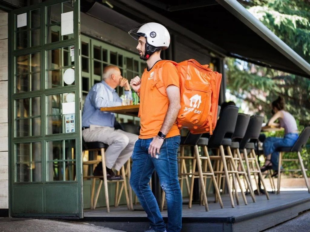 Just Eat Destapa La «Falacia Absoluta» De Los Repartidores De Glovo Y Sus Condiciones 2 La Empresa Defiende Su Apuesta Por Contratos Laborales Frente A Las Condiciones Precarias De Glovo