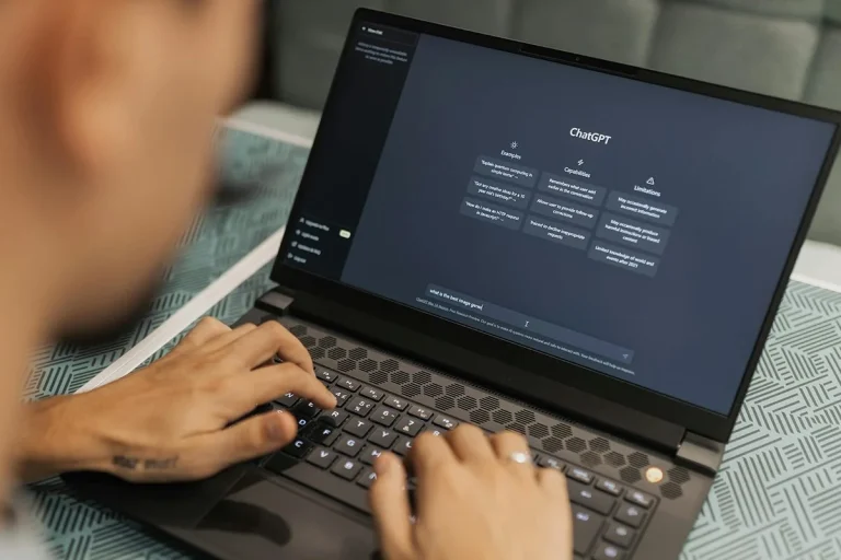 Los 3 trucos que necesitas saber para crear los mejores prompts para ChatGPT y Gemini