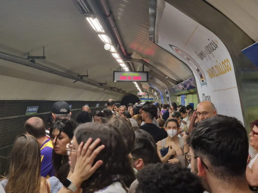El 'Inhumano' Estado De La Línea 5 Del Metro De Madrid: «Apenas Se Puede Respirar» 2 La Falta De Aire Acondicionado, Un Problema Común En La Línea 5 De Metro De Madrid