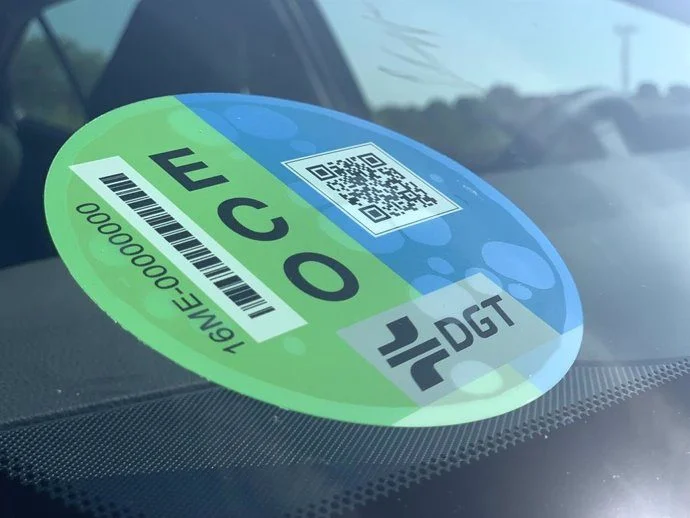 El Gobierno Abre La Puerta A Retirar Etiquetas De La Dgt A Miles De Coches Por La Presión Ecologista 1 Peligra La Etiqueta Eco Para Los Coches De Gas Y Microhíbridos