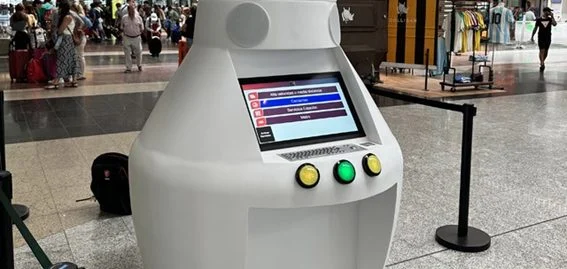 España Prueba Su 'Estación De Tren Del Futuro' En Málaga Inteligencia Accesible, Robots Y Proyecciones 1 Proyecciones Luminosas En Los Andenes Indican La Puerta Accesible Del Tren En Tiempo Real
